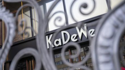 Vor einem Eingang vom KaDeWe ist vor Ladenöffnung ein Gitter. Das Handelsunternehmen KaDeWe Group mit den Luxus-Kaufhäusern KaDeWe in Berlin, Oberpollinger in München und Alsterhaus in Hamburg hatte in den vergangenen Tagen Insolvenz angemeldet. 