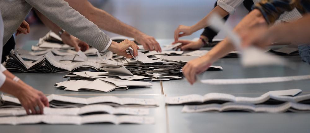 Wahlhelfer und Wahlhelferinnen zählen in einem Berliner Wahllokal Stimmzettel für die Bundestagswahl. Am 12. Februar wird in Berlin die Wahl zum Abgeordnetenhaus und zu den Bezirksparlamenten wiederholt. 
