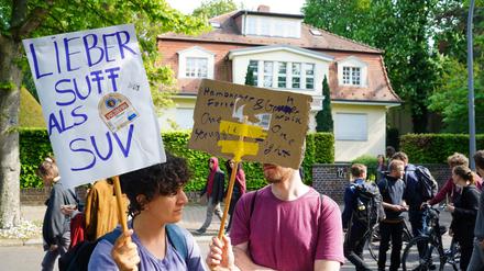 Na, dann Prost: „Lieber Suff als SUV“ steht auf dem Schild einer Demonstrantin bei „MyGruni“ im Grunewalder Villenviertel.
