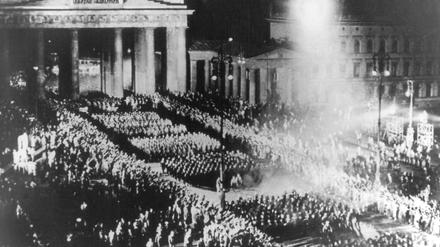 Für den Propagandafilm nachgestellt. Vom authentischen SA-Fackelzug durch das Brandenburger Tor am 30. Januar 1933 existieren keine derartigen Fotografien. 