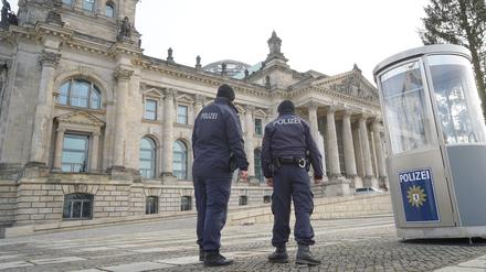 06.01.2019, Berlin: Polizisten bewachen den Reichstag. Die Gewerkschaft der Polizei (GdP) will mehr Geld für Winterjacken. Foto: Jörg Carstensen/dpa +++ dpa-Bildfunk +++