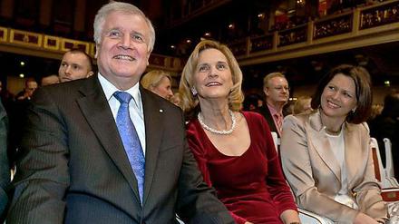 Ministerpräsident Horst Seehofer, seine Ehefrau Karin und Landwirtschaftsministerin Ilse Aigner beim Neujahrskonzert der bayerischen Landesvertretung.
