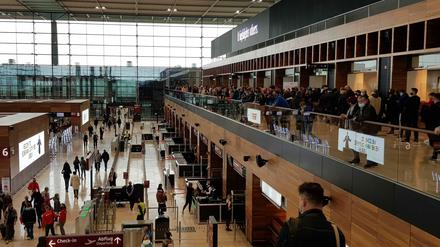Am ersten Tag nach der Eröffnung strömten hunderte Besucher auf das Flughafengelände.