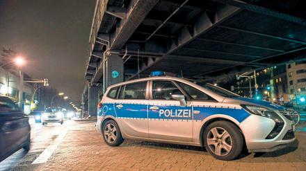 Eine Streifenwagen der Berliner Polizei am U-Bahnhof Kottbusser Tor.