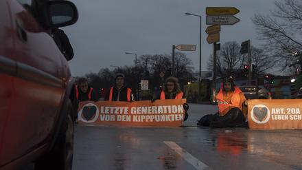 Aktivisten der Umweltschutz-Gruppe „Letzte Generation“ bei einer Blockade in Berlin.