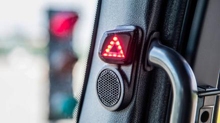 Lastwagenfahrer werden durch Abbiegeassistenzsysteme gewarnt, wenn Fußgänger oder Radfahrer durch das Fahrzeug gefährdet werden. 