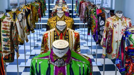 Kreationen des Designers Gianni Versace sind in einer Ausstellung über den Modeschöpfer im Kronprinzenpalais zu sehen.