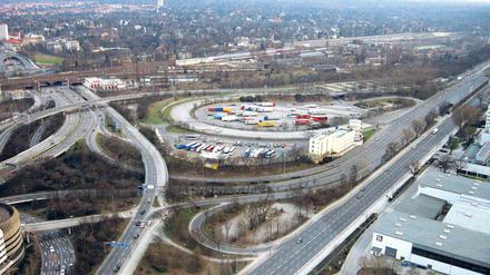 Luftbild des  Autobahn-Dreiecks Funkturm in Berlin-Westend.