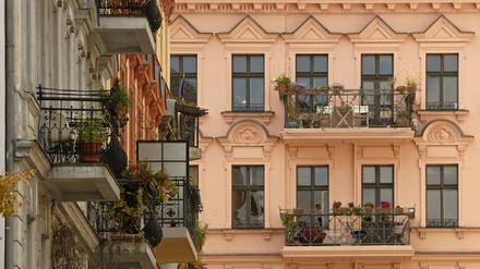 Viele Wohnungen in Berlin werden teurer angeboten, als die Mietpreisbremse es zulässt. Das Amtsgericht Neukölln entschied nun zugunsten eines Mieters