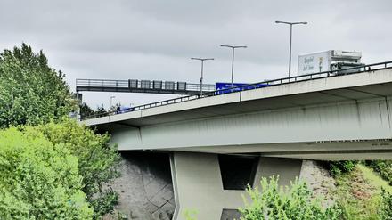 Blick auf einen Abschnitt der Rudolf-Wissell-Brücke auf dem Stadtring A100 in Berlin.