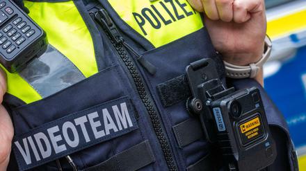 Seit 2021 im Testbetrieb: Ein Polizist mit einer Bodycam.