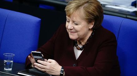 Berlins wohl bekannteste Intensiv-Mobilfunkerin Angela Merkel (CDU) auf der Regierungsbank im Deutschen Bundestag. Welches Netz sie nutzt, ist der Redaktion aber nicht bekannt.
