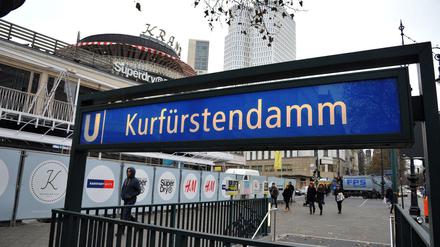 Der Eingang zum U-Bahnhof Kurfürstendamm.
