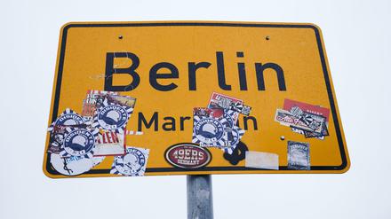 An der Grenze zwischen Berlin und Brandenburg steht das Ortsschild von Berlin Marzahn. 