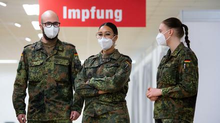 Vielerorts im Einsatz. Soldatinnen und Soldaten der Bundeswehr helfen in einem Impfzentrum in Bayern.