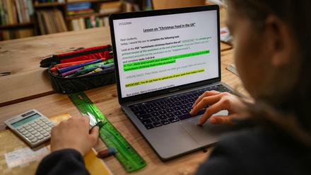 Der Zwölfjährige Gymnasiast Julius löst am Laptop in seinem Zuhause seine Schulaufgaben, die ihm seine Lehrer für jeden Tag über den Schulserver geschickt haben.
