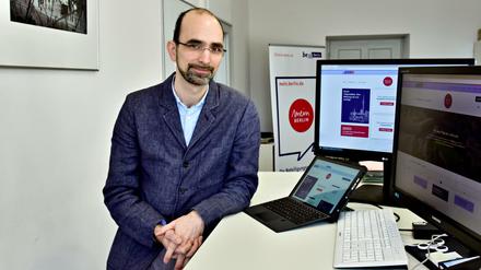 Daniel Kämpfe-Fehrle in seinem Büro im Roten Rathaus. Er koordiniert die Online-Beteiligungsplattform „meinBerlin“.