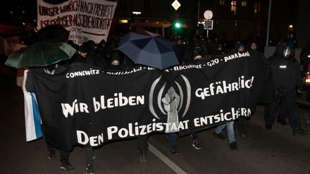 Linke Demonstranten zogen am Freitagabend mit Transparenten durch Friedrichshain. 