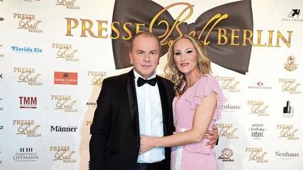 Die Gastgeber Mario Koss und Melanie Simond beim 116. Berliner Presseball.
