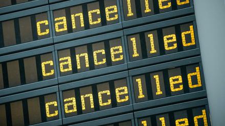 Die Anzeigetafel am Flughafen in Tegel zeigt viele gestrichene Flüge mit dem Vermerk "Cancelled" an. Einen beispiellosen Corona-Schock hat die Luftfahrtindustrie erlitten. 