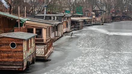 Die Holzhäuser am Landwehrkanal in Berlin sind am 05.01.2016 fast von einer Eisschicht umgeben. 