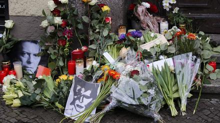 Auch am Dienstag legten Fans vor dem ehemaligen Wohnhaus Bowies in der Schöneberger Hauptstraße 155 Blumen nieder.