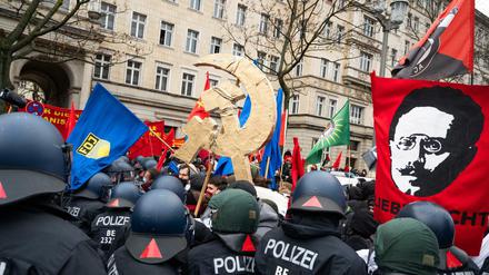 Zum Gedenken an die Ermordung der Kommunistenführer Rosa Luxemburg und Karl Liebknecht versuchte die Polizei verbotene FDJ Fahnen zu beschlagnahmen.
