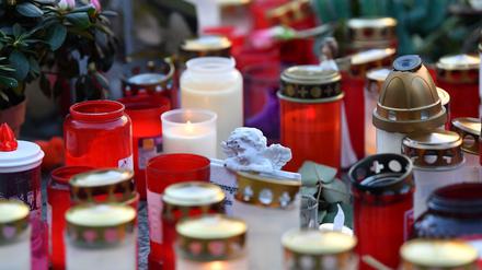 Grablichter und eine Engelsfigur zum Gedenken an die Opfer des Terroranschlages vom 19. Dezember 2016.