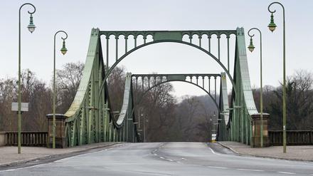 Fast wie früher: Kein Mensch und kein Auto passiert die Glienicker Brücke zwischen Potsdam und Berlin.