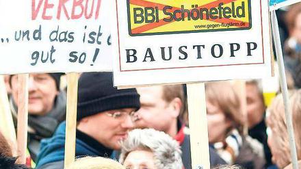Protest mit Plakat. Am Flughafen Schönefeld wurde demonstriert. Foto: Davids/Huebner