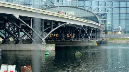 Verbindungsteile der Brücke am Hauptbahnhof haben sich nach Angaben der Deutschen Bahn so stark abgenutzt, dass die Züge abbremsen müssen. 
