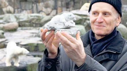 Er hat es in den Händen. Der Nürnberger Künstler Josef Tabachnyk mit dem Knut-Modell. „Jetzt arbeite ich am Modell aus Ton – und noch an der Schnauze“, sagt er. 