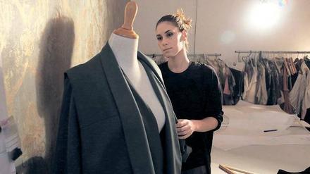 Schnittig. Die Modemacherinnen Isabell de Hillerin arbeitet lieber in Neukölln als im teuren Mitte. 