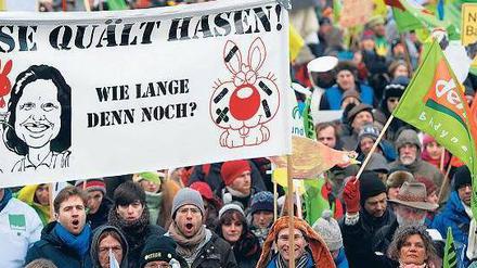 Politische Landpartie. In Mitte gab es plakative Kritik an Landwirtschaftsministerin Ilse Aigner (CSU) - für mehr Bio und Klimaschutz, gegen Massentierhaltung.Foto: dpa