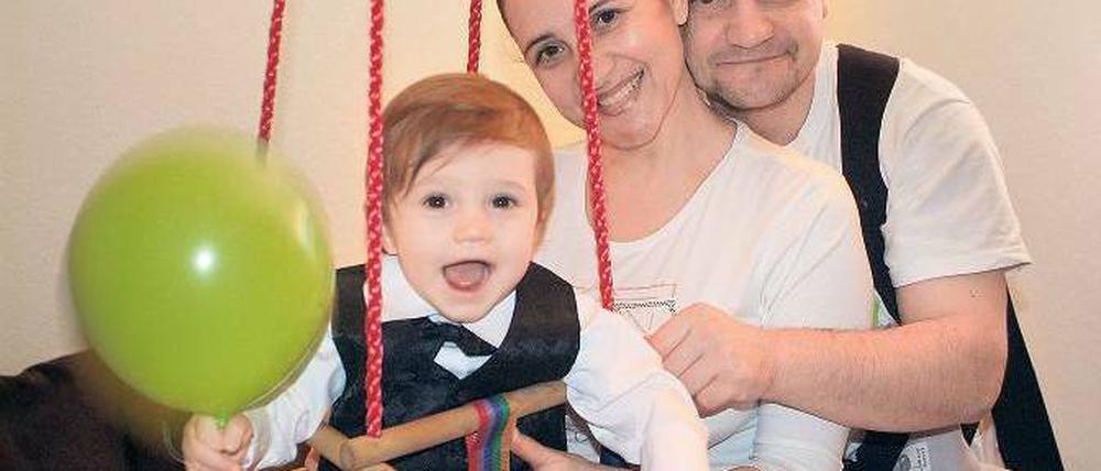 Schicker Geburtstag. Daniel feiert mit Weste und Fliege – und seinen Eltern Elena Bödecker und Boris Nehorosev.