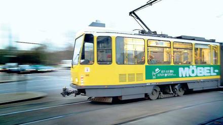 Psssssssst! Spezielle Gleise sollen auch den Lärm von Straßenbahnen verringern. Und Krachmacher, wie diese Oldtimer aus DDR-Zeiten sollen ohnehin bis 2017 ausgemustert sein. Neue Fahrzeuge,, die die BVG ohnehin braucht, sollen leiser sein. 