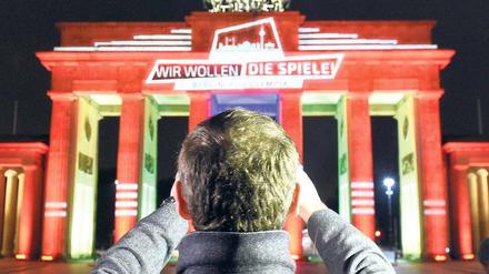 Farbenfroh im Dunkeln: Am Freitag um 7 Uhr begann die Olympia-Kampagne von Berlin. Zum Start wurde das Brandenburger Tor in verschiedenen Farben beleuchtet - was aber kaum jemand mitbekam.