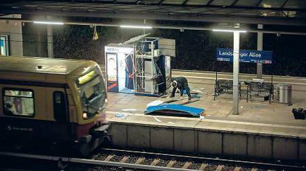 Gesprengt. Polizisten sichern am S-Bahnhof Landsberger Allee an einem Geldautomaten Spuren. 