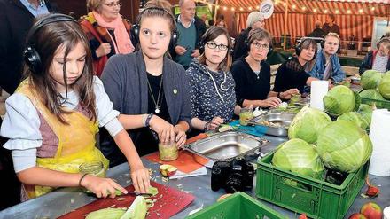 Mittelpunkt von „Stadt Land Food“ ist die Kreuzberger Markthalle IX,. Hier wird gerade die Herstellung von Sauerkraut demonstriert. 