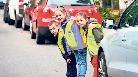 Großes Risiko für Kleine. Vor allem auf dem Weg zur Schule werden Kinder durch unachtsame Autofahrer gefährdet.Foto: S. Pilick/dpa