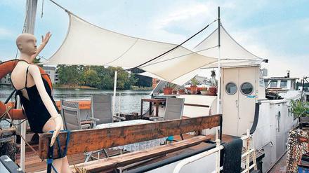 Im Jahr 2012 kaufte Autorin und Coach Kerstin Hack die „Anna Grace“ über Ebay und baute den alten DDR-Kahn zum Hausboot um.