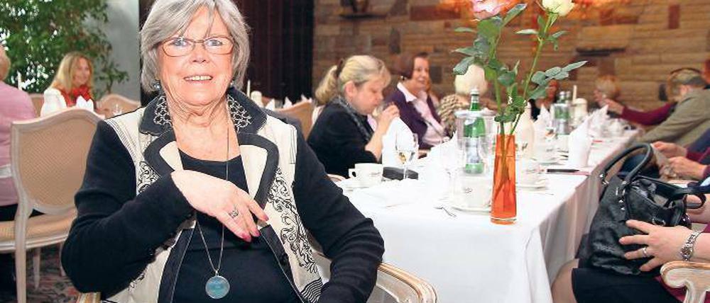Euphemia Benninghaus, 75, organisiert ehrenamtliche Besuche in Seniorenheimen; hier trifft man sich gerade im Hotel Seehof.
