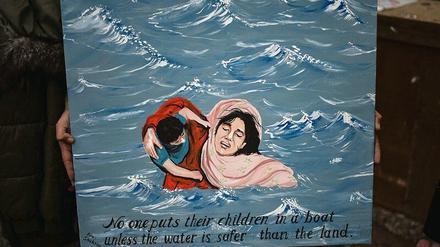 „Niemand setzt seine Kinder in ein Boot, außer das Wasser ist sicherer als das Land“. Ein Gemälde aus Moria.