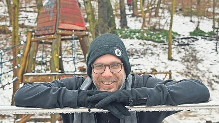 Unser Autor Robert Klages auf einem Spielplatz im Volkspark Friedrichshain. 