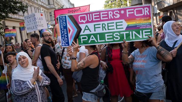 Die Geschäftsführerin des Trägervereins lief beim „Radical Queer March“ 2019 im Block der Israel-Boykott-Kampagne BDS mit.