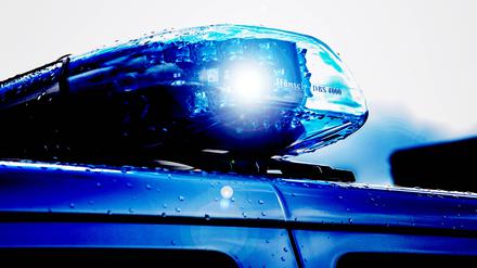 Blaulicht leuchtet auf einem Polizeiwagen (Symbolfoto).