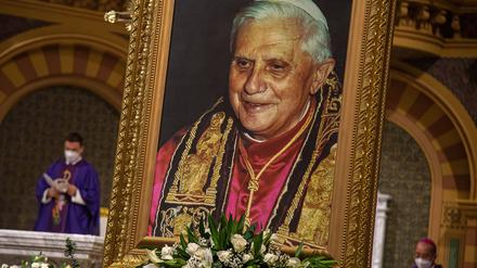 Ein Foto des verstorbenen Papst Benedikt XVI. während einer Messe in der Himmelfahrts-Kathedrale in Bangkok, Thailand. 