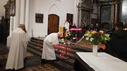 Priester im Altarraum bei der Trauerfeier für einsam Verstorbene 2019 in der St. Marienkirche in Berlin-Mitte.