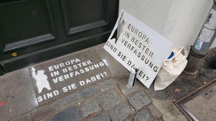 "Europa in bester Verfassung": Das sprühten Engagierte zum Auftakt der Kampagne mit weißer Sprühkreide vor die Büros von Berliner Politikern.