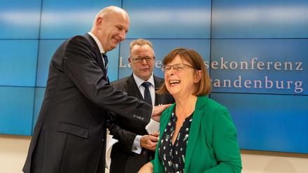 Noch in Eintracht: Ministerpräsident Dietmar Woidke (l, SPD), Gesundheitsministerin Ursula Nonnemacher (r, Grüne), und Innenminister Michael Stübgen (m, CDU) 